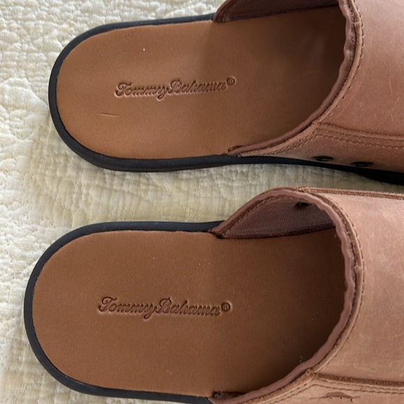 Tommy Bahama men’s tan  suede slides - Picture 6 of 6